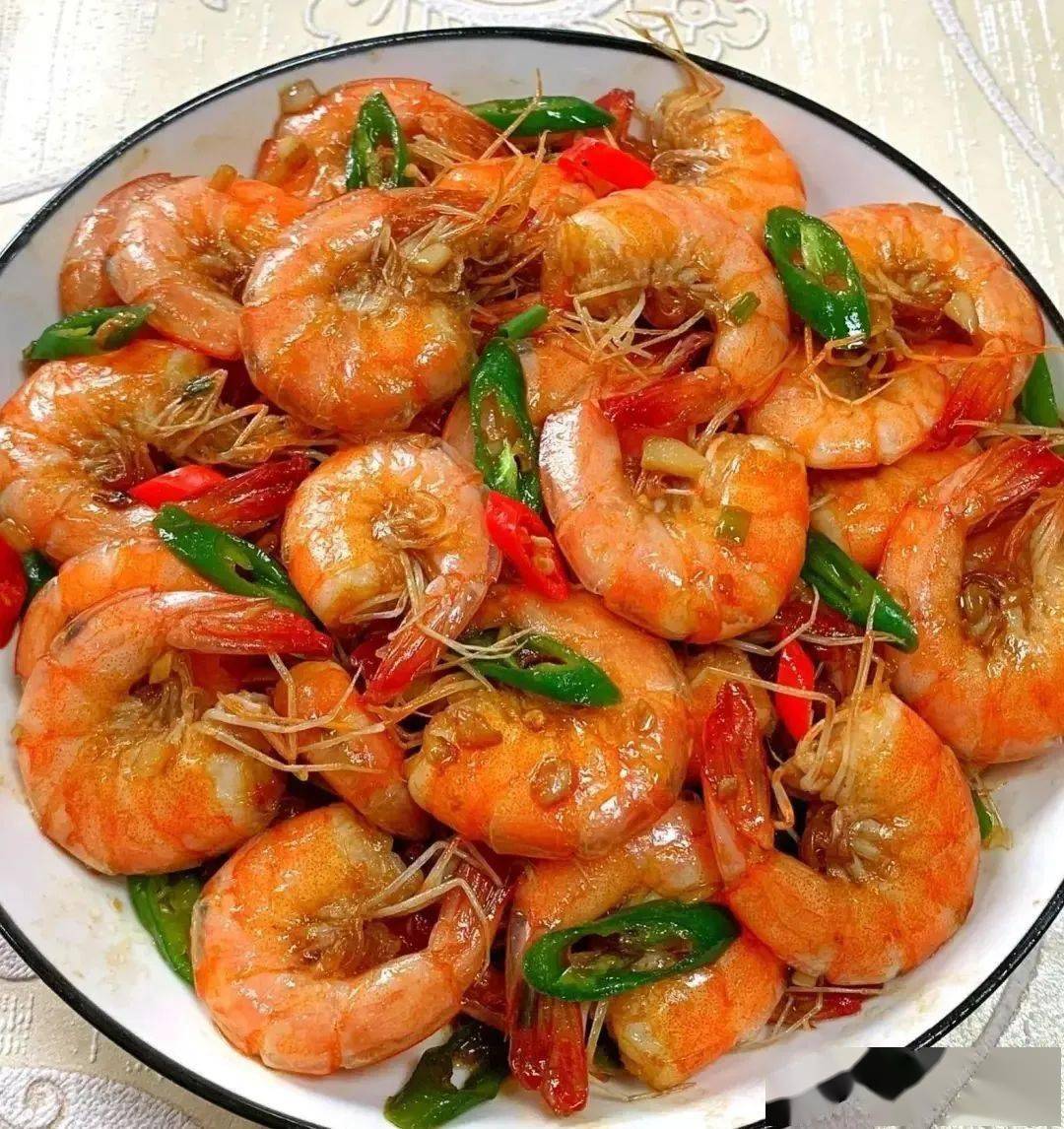 酱汁,翻炒至浓稠收汁,撒上葱花即可出锅,一道美味的油爆大虾就做好了
