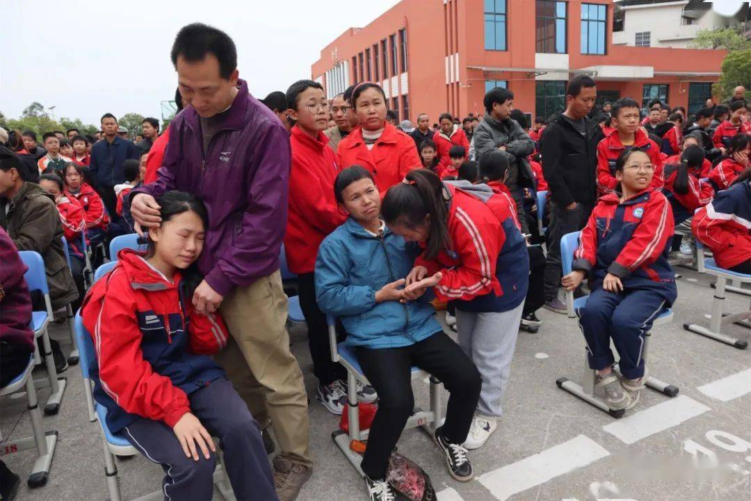 不要让爱你的人失望——临桂区五通镇初级中学开展励志教育活动_孩子