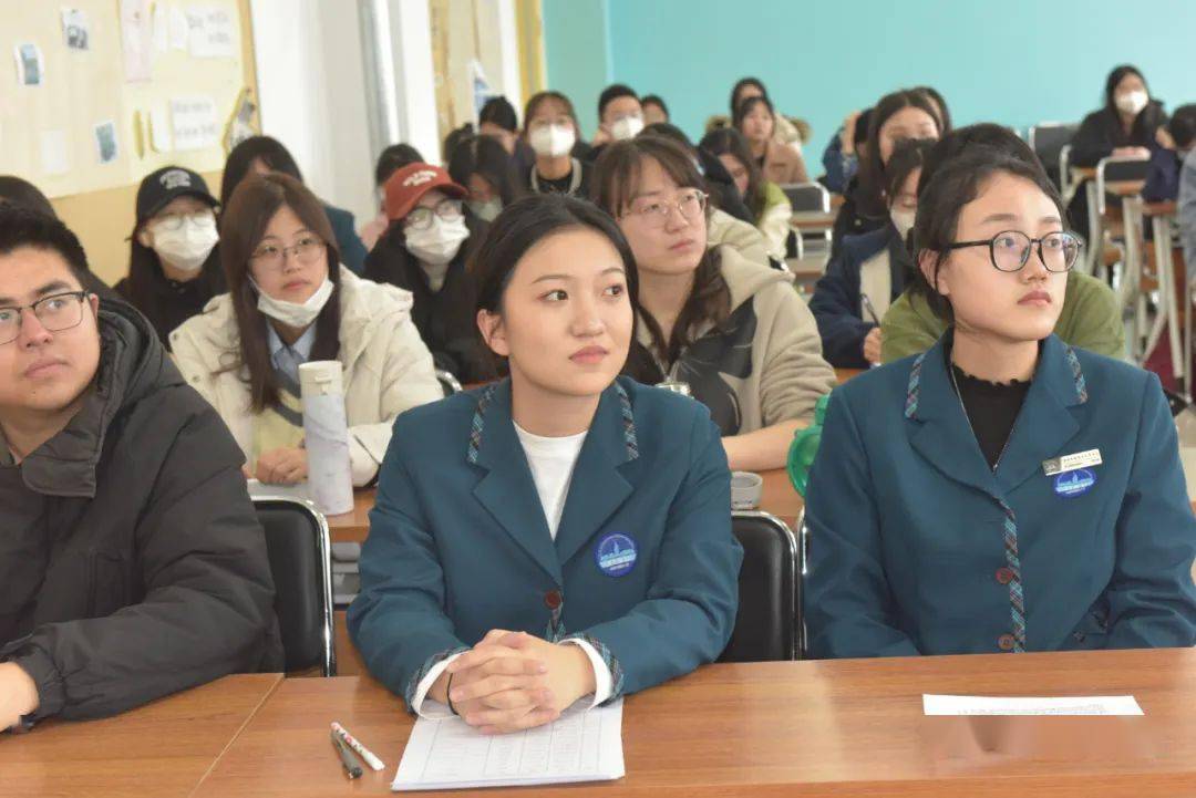 东方语学院日语2201实验班的王孟轩说:"谢教授用他丰富人生阅历和扎实