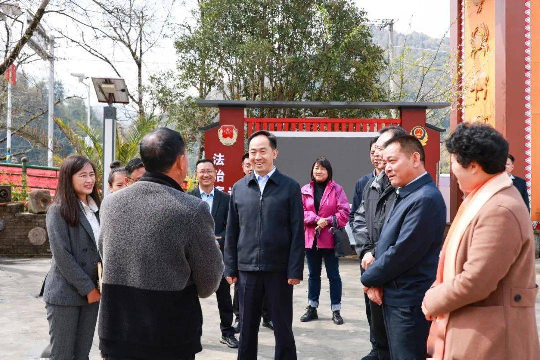 洪维智在片马镇调研时强调:主动服务和融入对外开放新格局 培育壮大