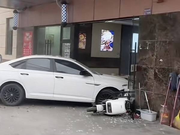 康华路上一辆轿车撞上沿街商铺 幸无人员伤亡_事故_市民_报警