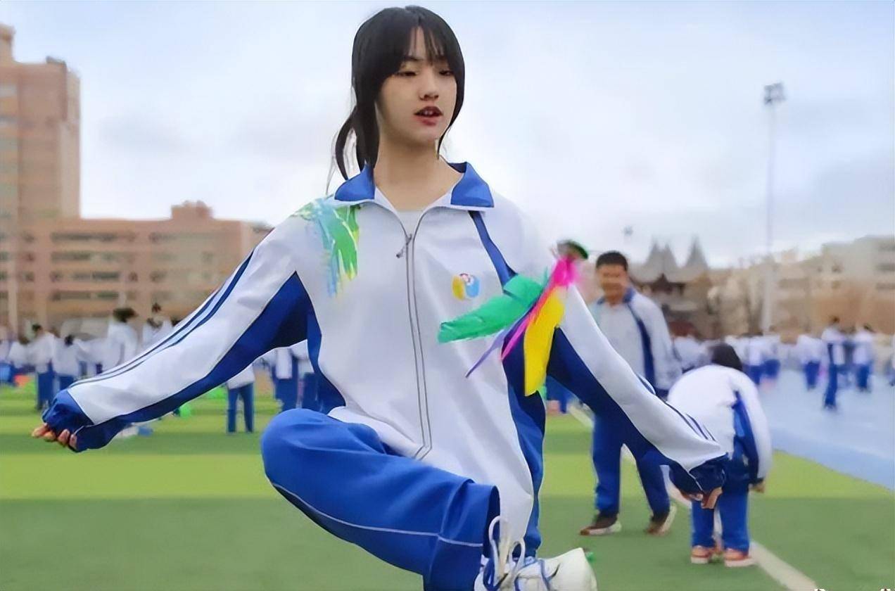 初中生放学照意外走红,185身材让人羡慕,现在学生吃啥长大的?