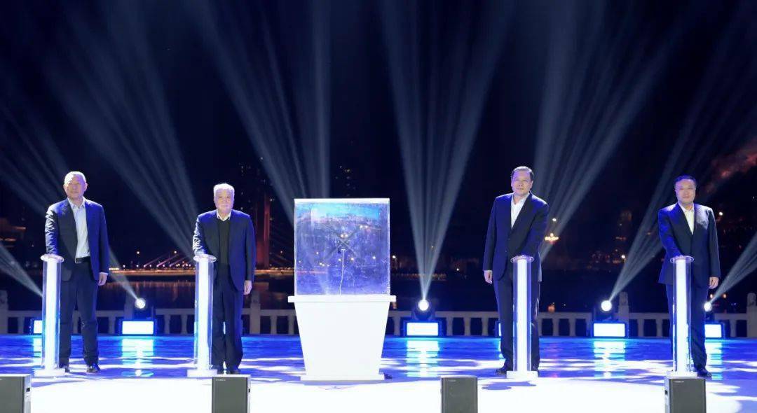 随后,沈德生,程宇,曹和平和欧亚集团副董事长,总经理邹德东按动启动柱