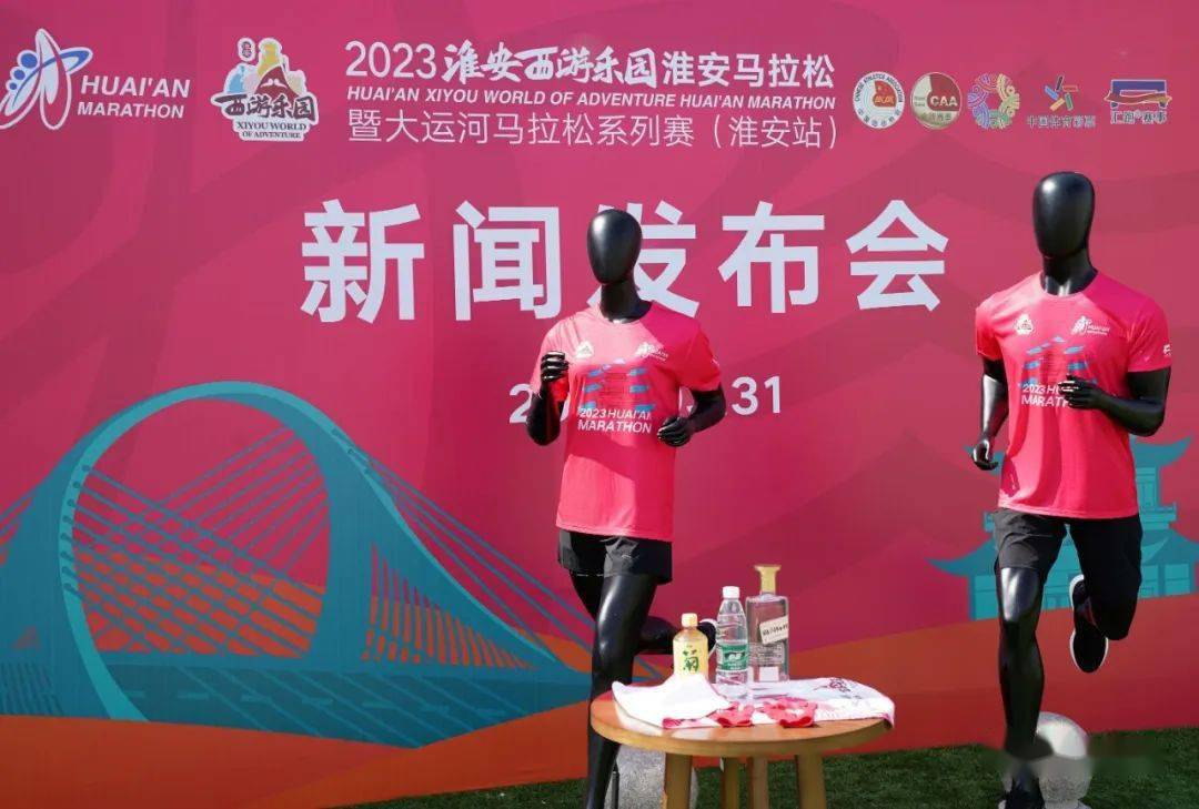 本届淮安马拉松的参赛服,志愿者皮肤衣在颜色上选用了主视觉中活泼