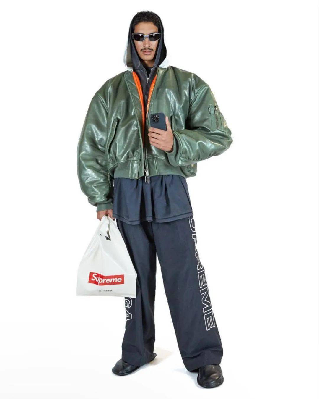 x supreme这个原本一定叫好叫座的系列发生了引发极大争议的宣传事件