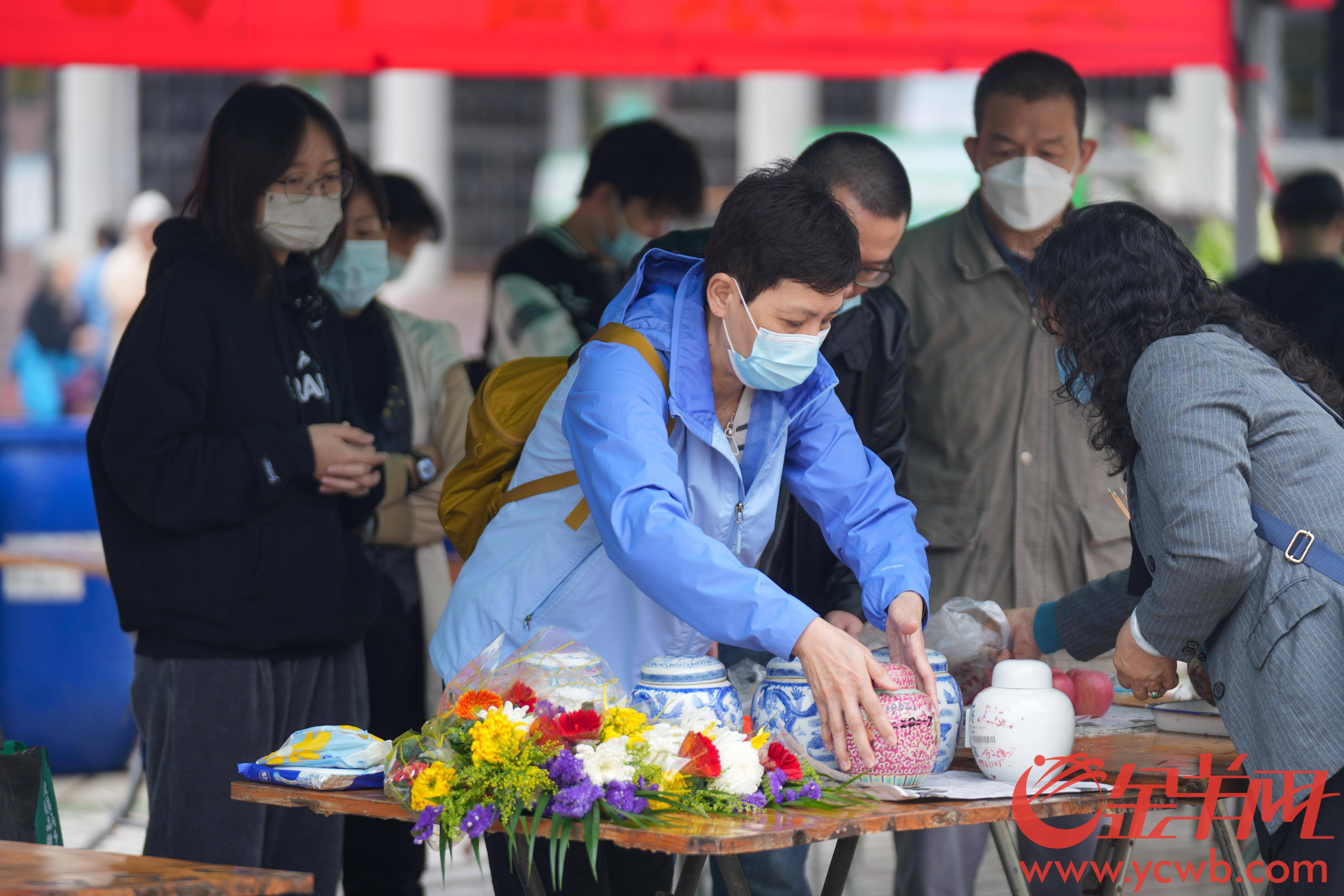 【视频】清明前的周六：广州3.59万人次错峰祭扫，市民承认“预约造”