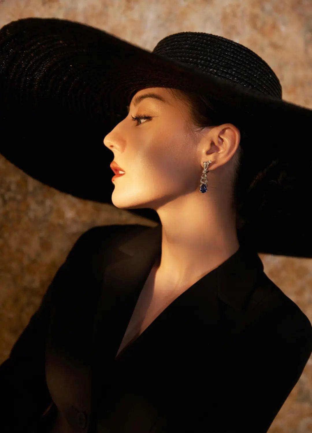 巴热丽迪迪丽热巴作为dior品牌大使以迪奥经典「new look」风格亮相.