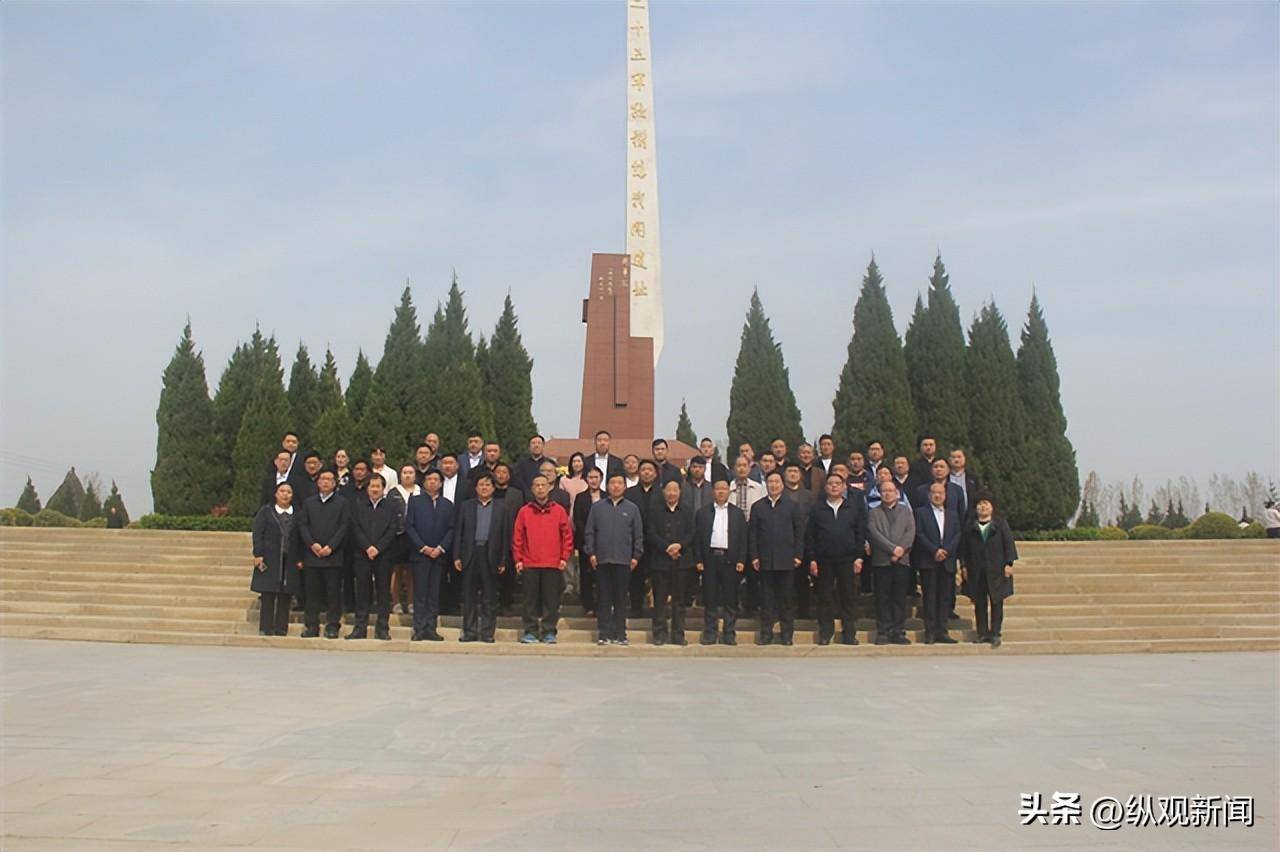 镇主要领导带领全体参加活动的老乡参观了红二十五军鏖战独树镇纪念馆