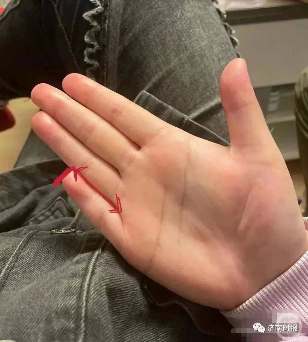"小时候弹古筝摇指总是固定不住,拿东西小指永远会翘起来就像兰花指
