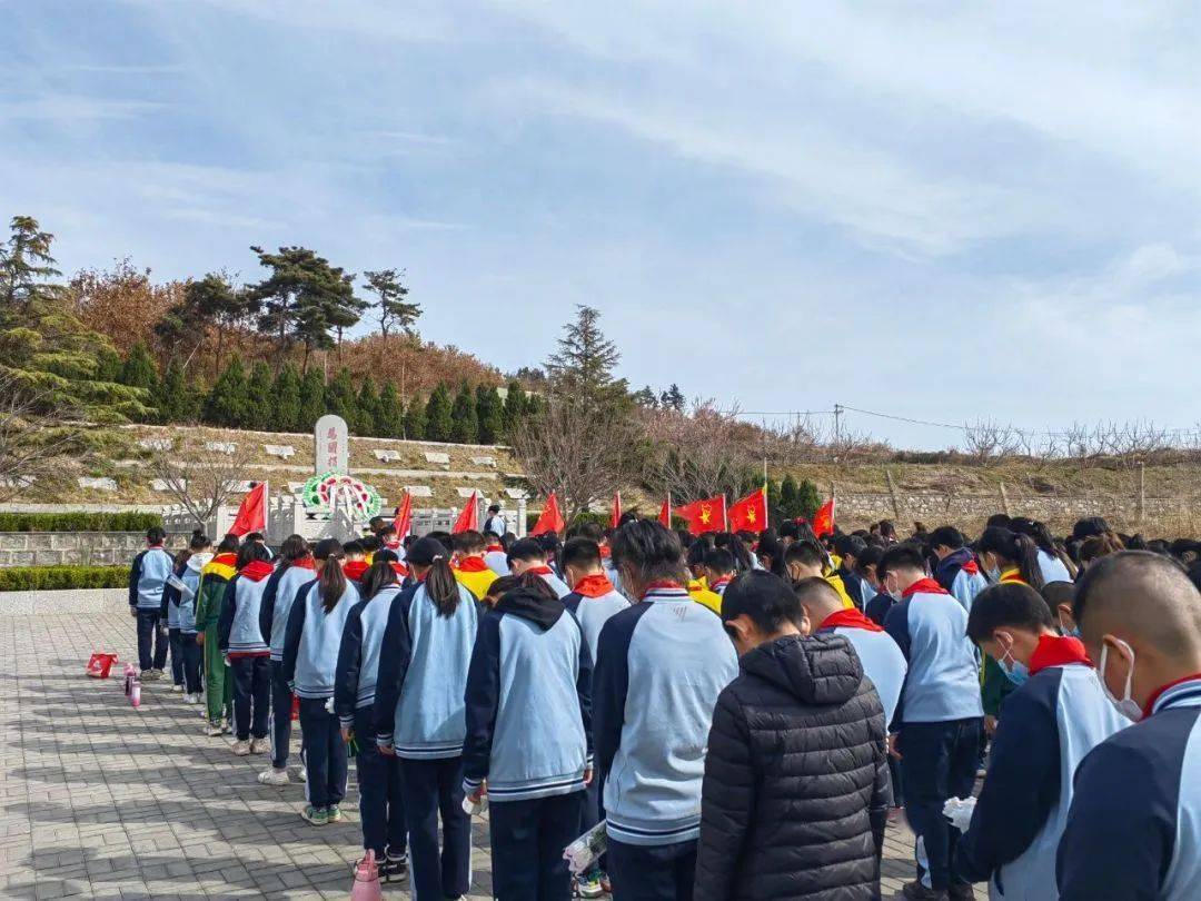 【提升群众满意度】"缅怀先烈,重温红色踪迹"——崮山中学清明祭英烈