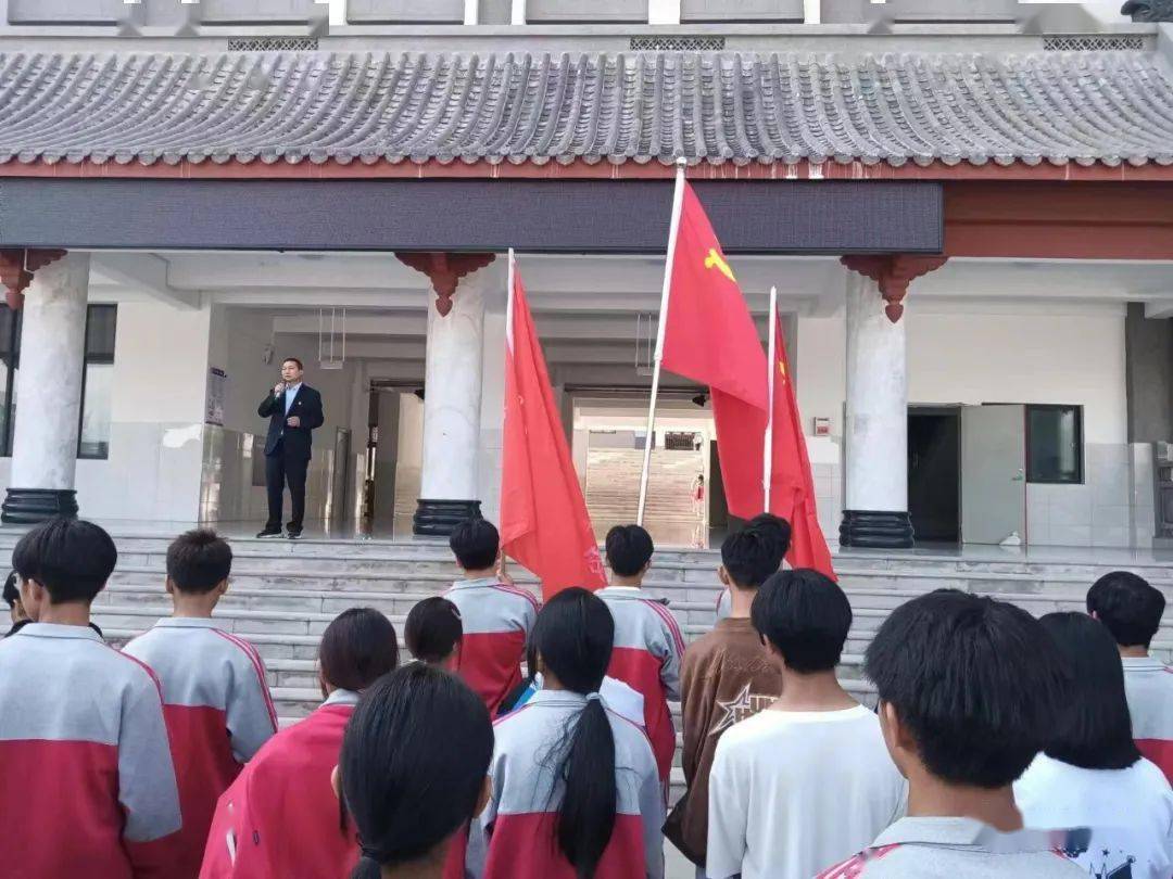 【网络中国节·清明】梁河县职业高级中学开展清明节烈士墓园祭扫活动
