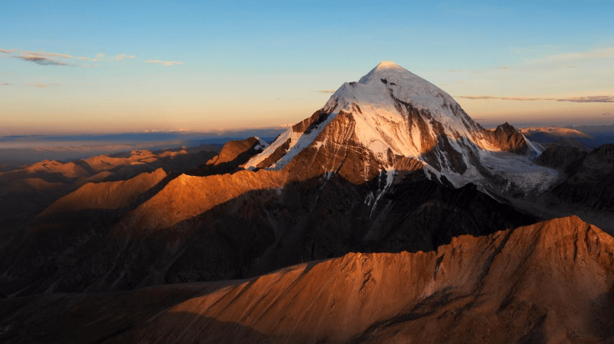 观众不仅可以一同穿越春夏秋冬四季,多角度领略雄伟高山的巍峨壮阔