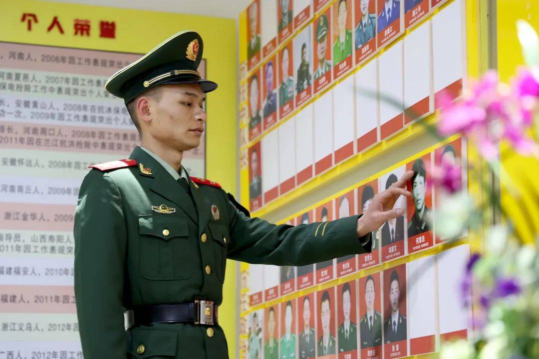 接过父辈的枪——记奋斗在武警部队各行各业的英烈子女_阿斯哈尔