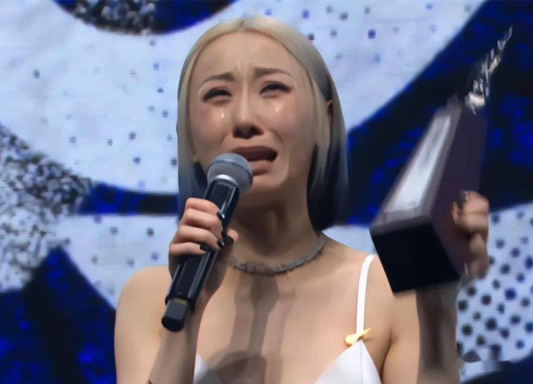 恭喜,港媒曝40岁女歌手宣布结婚!