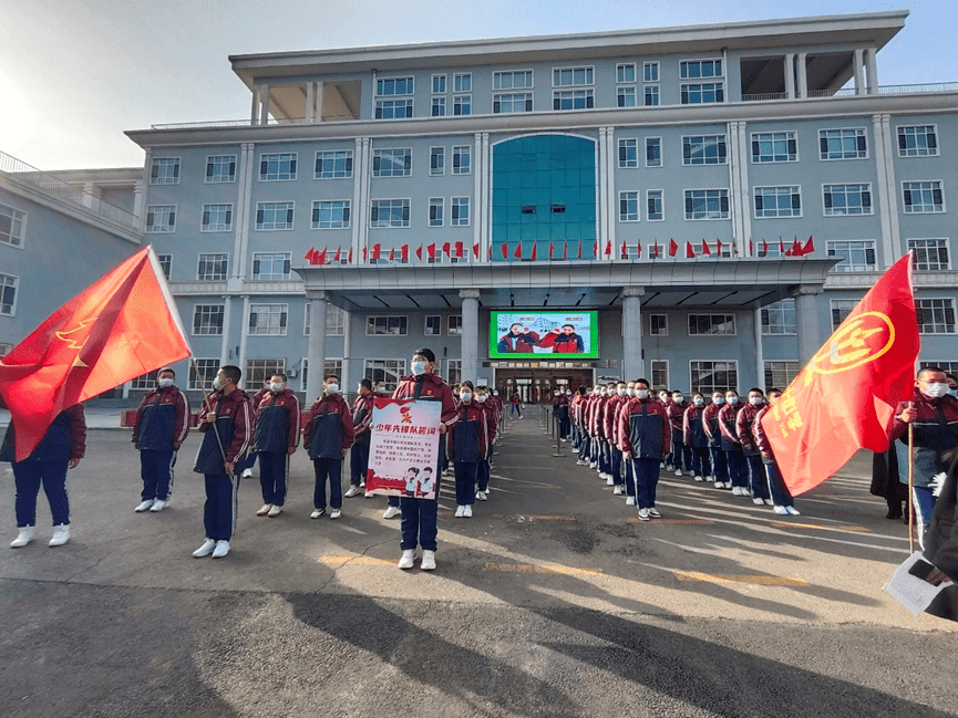 绥化市第十中学教师代表和学生排着整齐的队伍,怀着对烈士无限崇敬之