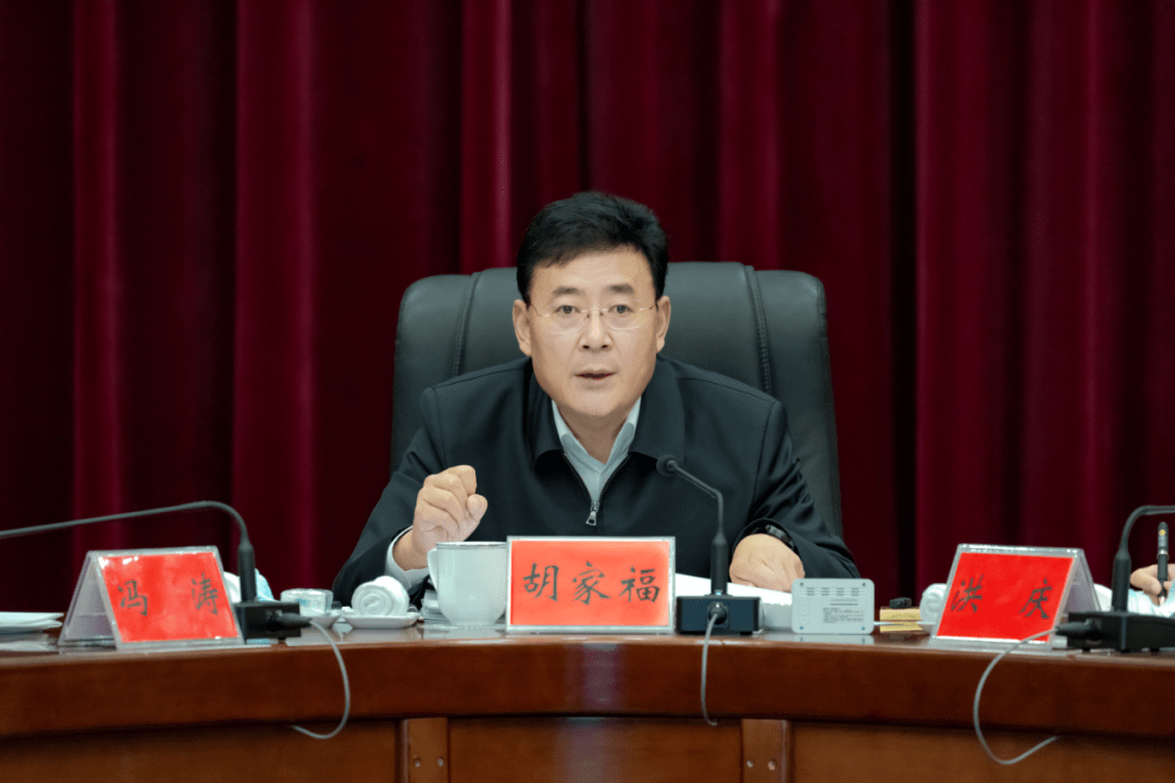 会议审议通过了《延边州首府城市规划委员会工作章程》,《州行政中心