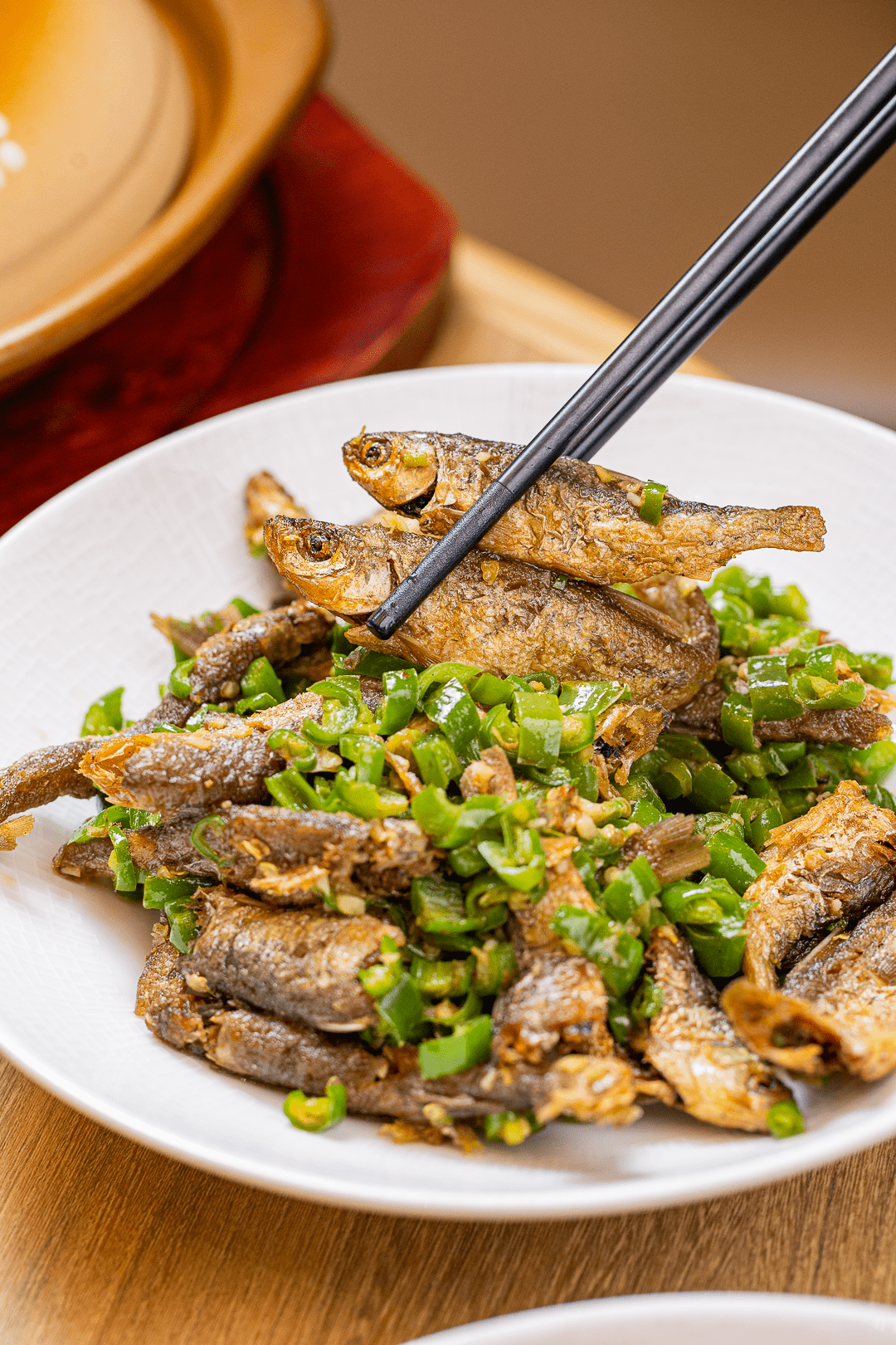 77 爆炒野生小河鱼刚出锅的红烧肉,香气四溢.