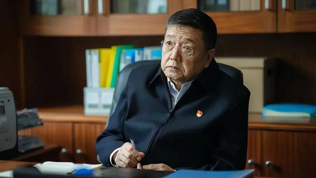 一部《狂飙》让人们又一次陷入全民追剧的热潮中,秦焰饰演的那位堪称