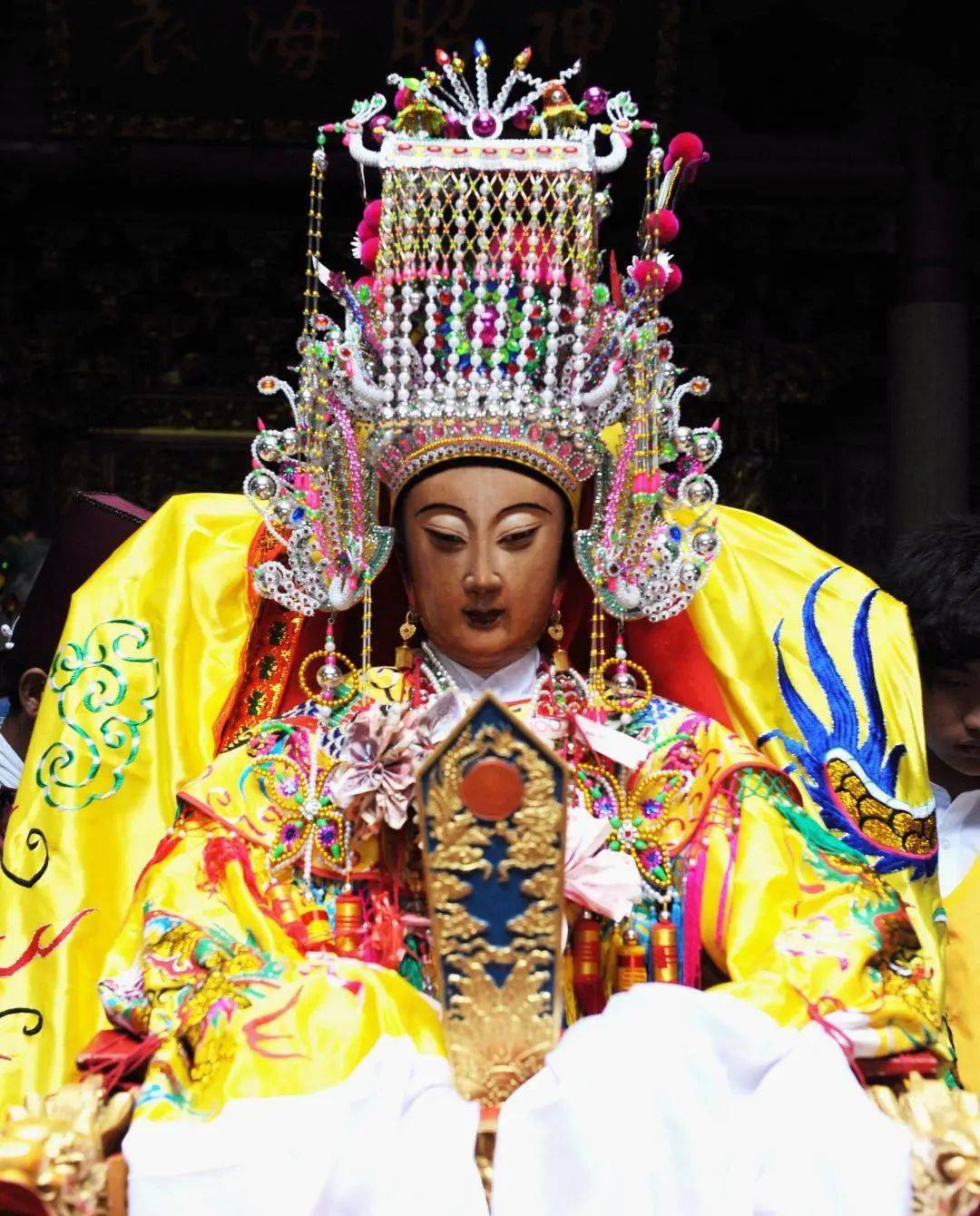 海浪元素的此起彼伏中,我仿佛穿越了千年时光,细嗅到藏在服饰中的妈祖