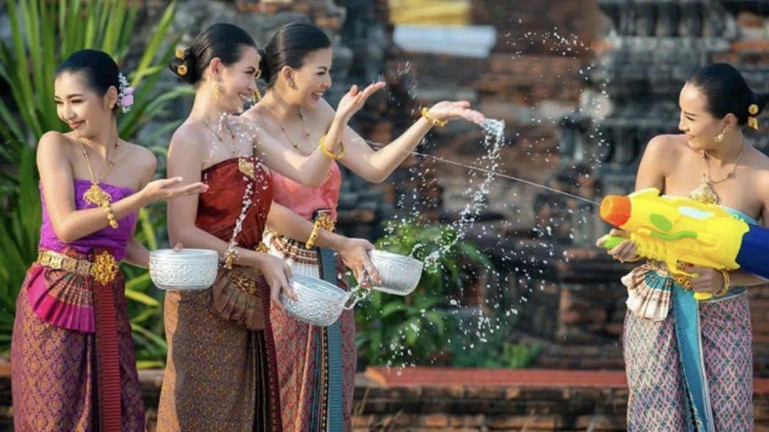 "湿"身诱惑~泰国泼水节最强攻略!四大战场彻夜狂欢,建议先存后看!