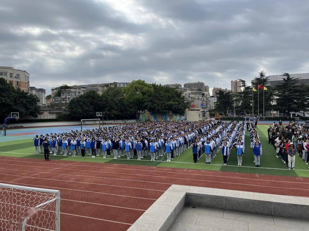 做好安全教育 为青春保驾护航 ——成都市中和中学高中部举行第八周