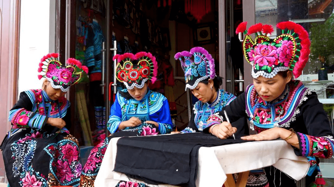 做工精美的帽子,飘带……在云南省楚雄彝族自治州永仁县的彝绣一条街