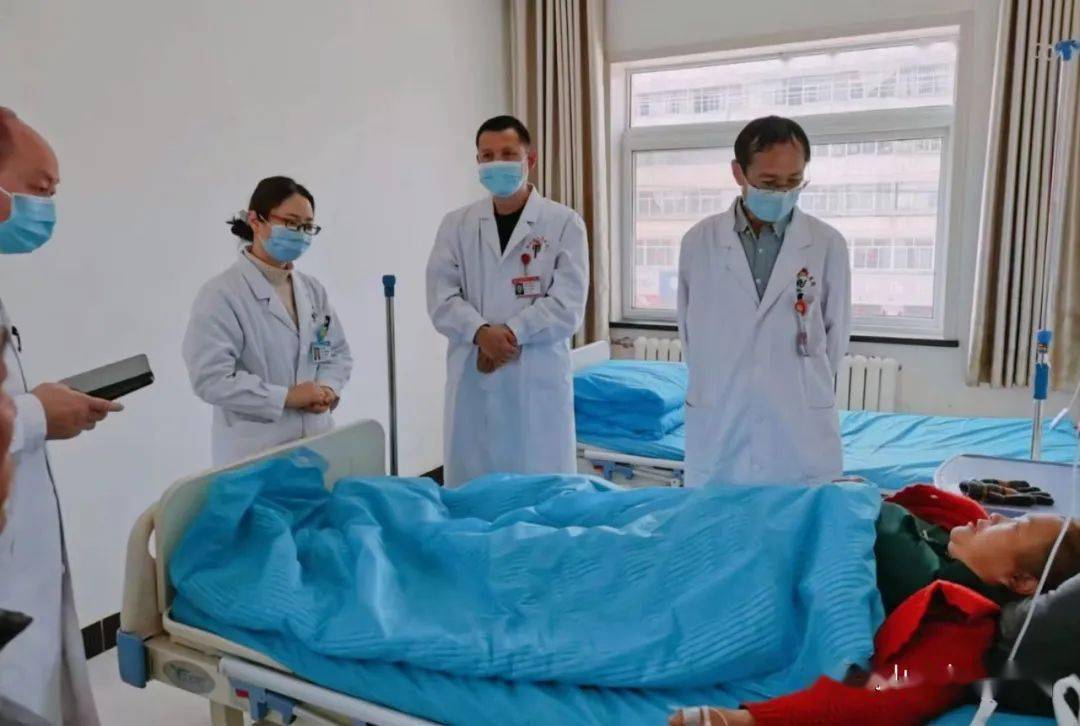 帮扶队员为中医馆住院的腰椎间盘突出的患者进行了详细,全面的体格