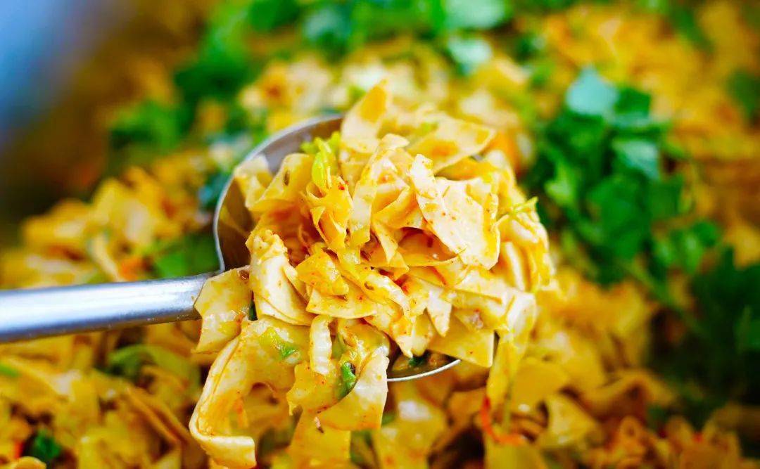 酱香茄子雪里红花生米小葱豆腐酸辣白萝卜粥品:米粥主食:馒头鸡蛋午餐