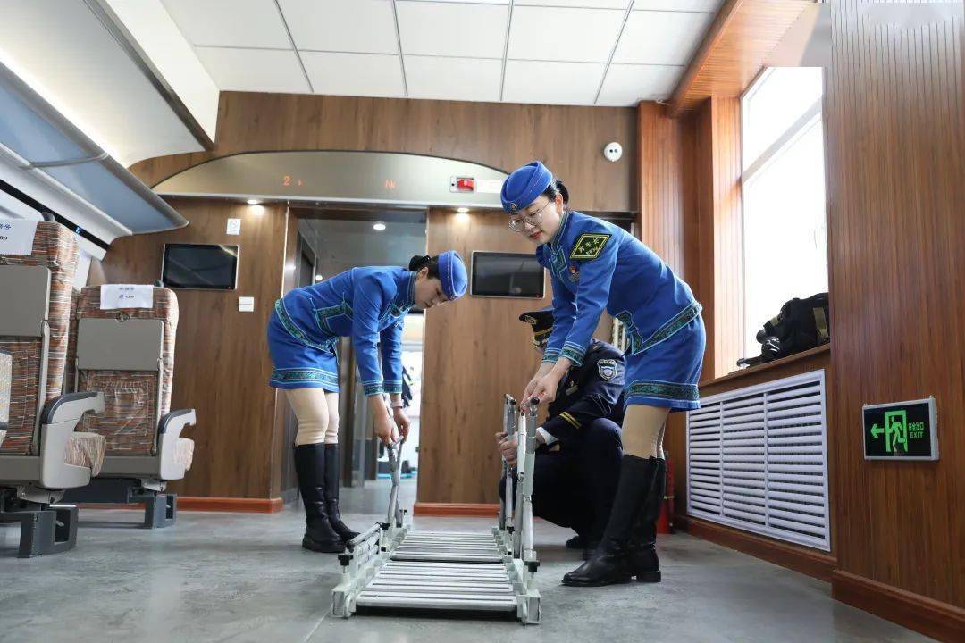 在大家看不见的地方,高铁乘务员在忙什么?_旅客_检查_车厢