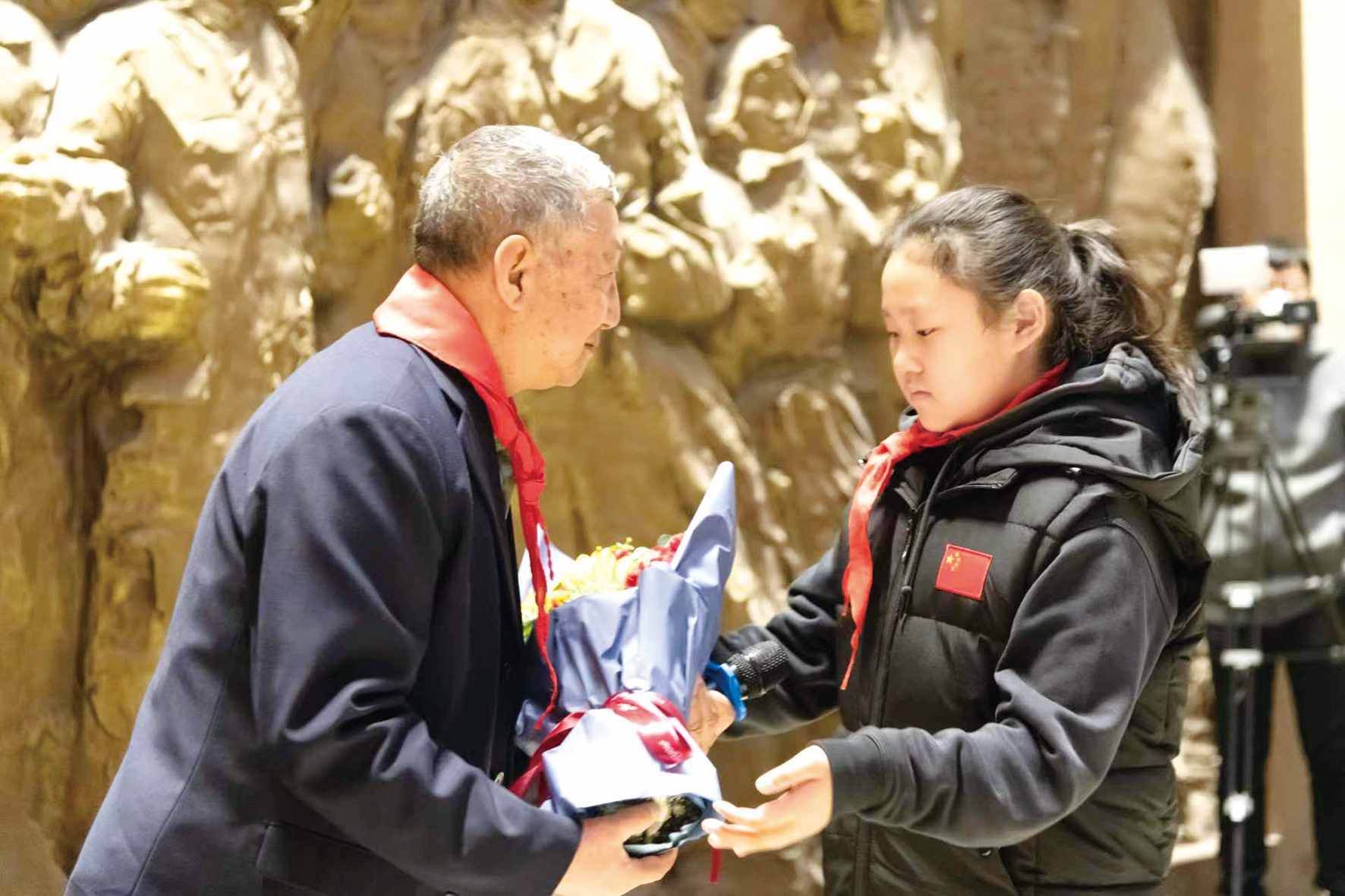 家国又清明 鲜花献英烈_活动_教育_红色