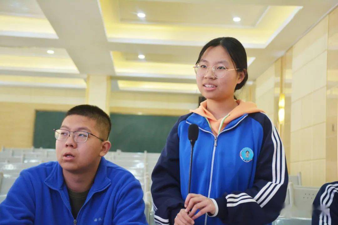 海泉学子交流在交流发言时,学生代表敞开心扉,就自己的专业取向,北大