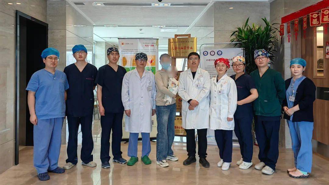 近日,甘肃省中心医院心脏大血管外科唐汉博主任团队成功为一名出生仅