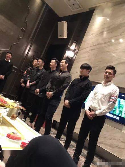 体验了会所里"鸭鸭"们的服务后,我沉迷了_男子_妻子_费用