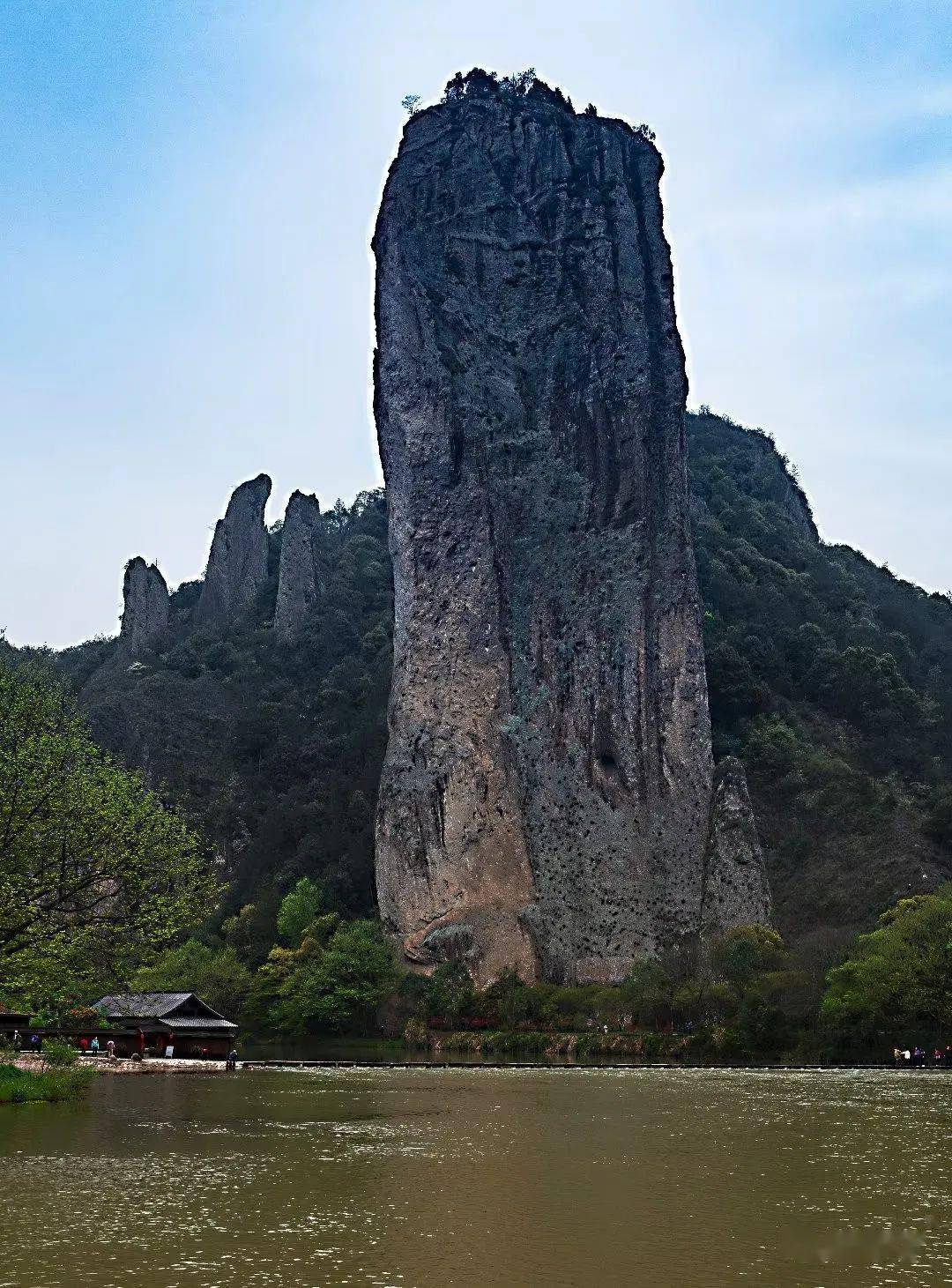 鼎湖峰是缙云仙都的主角,景区内的山山水都环绕着这座拔地而起的仙山