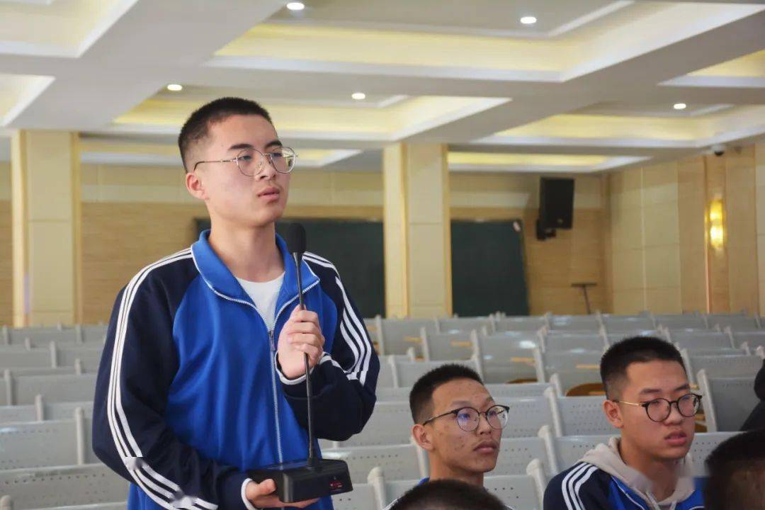 海泉学子交流在交流发言时,学生代表敞开心扉,就自己的专业取向,北大