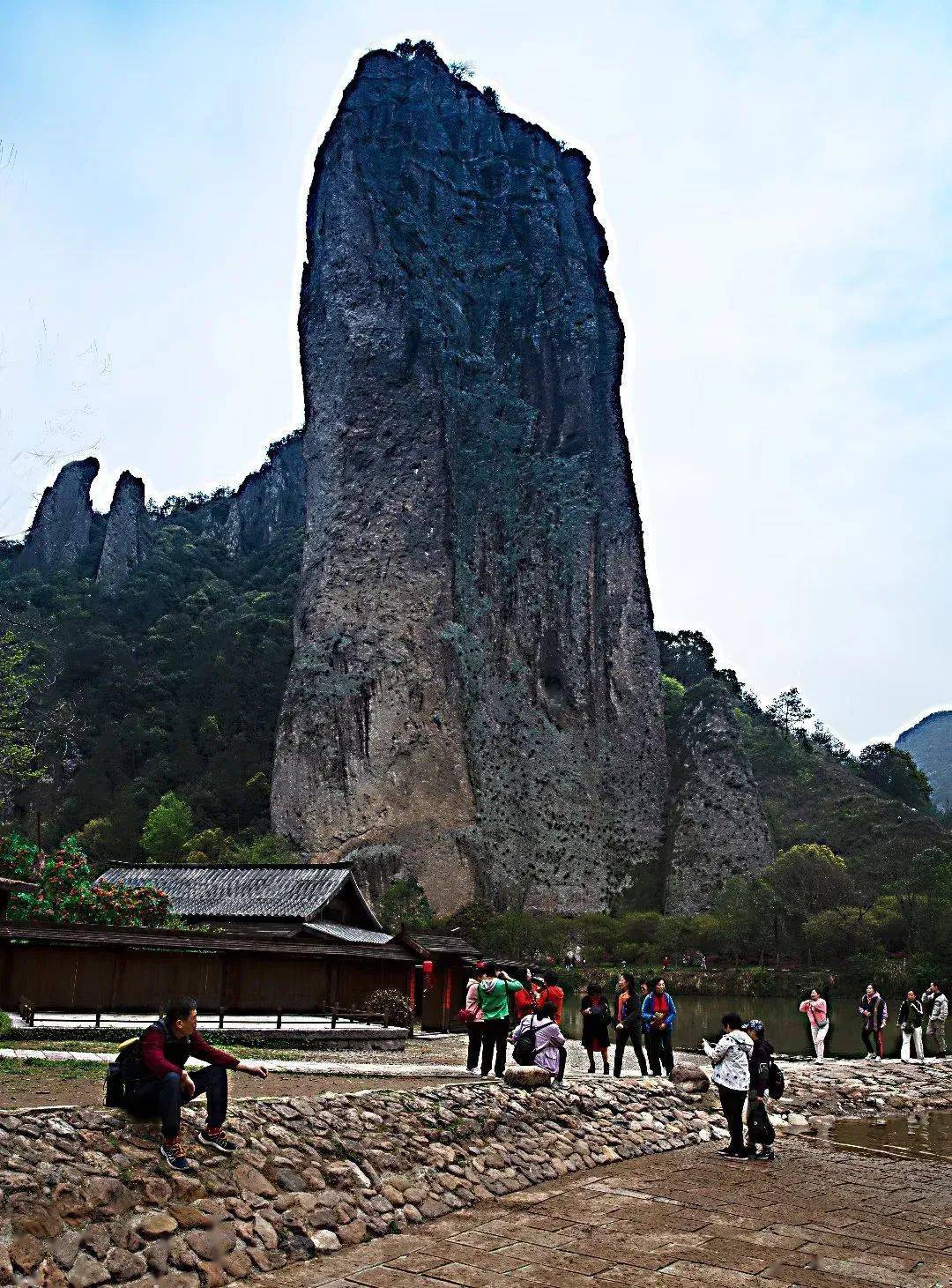 鼎湖峰是縉雲仙都的主角,景區內的山山水都環繞著這座拔地而起的仙山