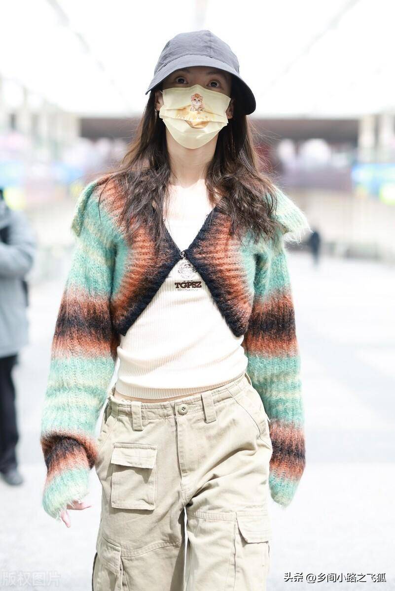 金晨身穿拼色毛衣 工装裤 渔夫帽时尚亮眼
