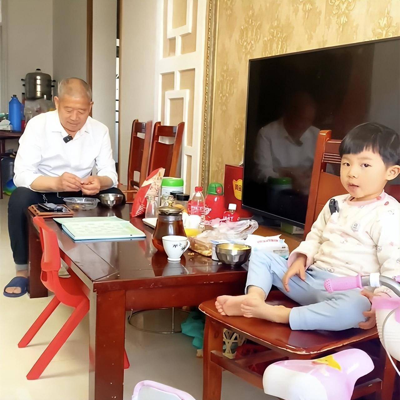 小天赐3岁了,70岁老母亲网传脑梗住院,无人送饭,别冷嘲热讽了_孩子