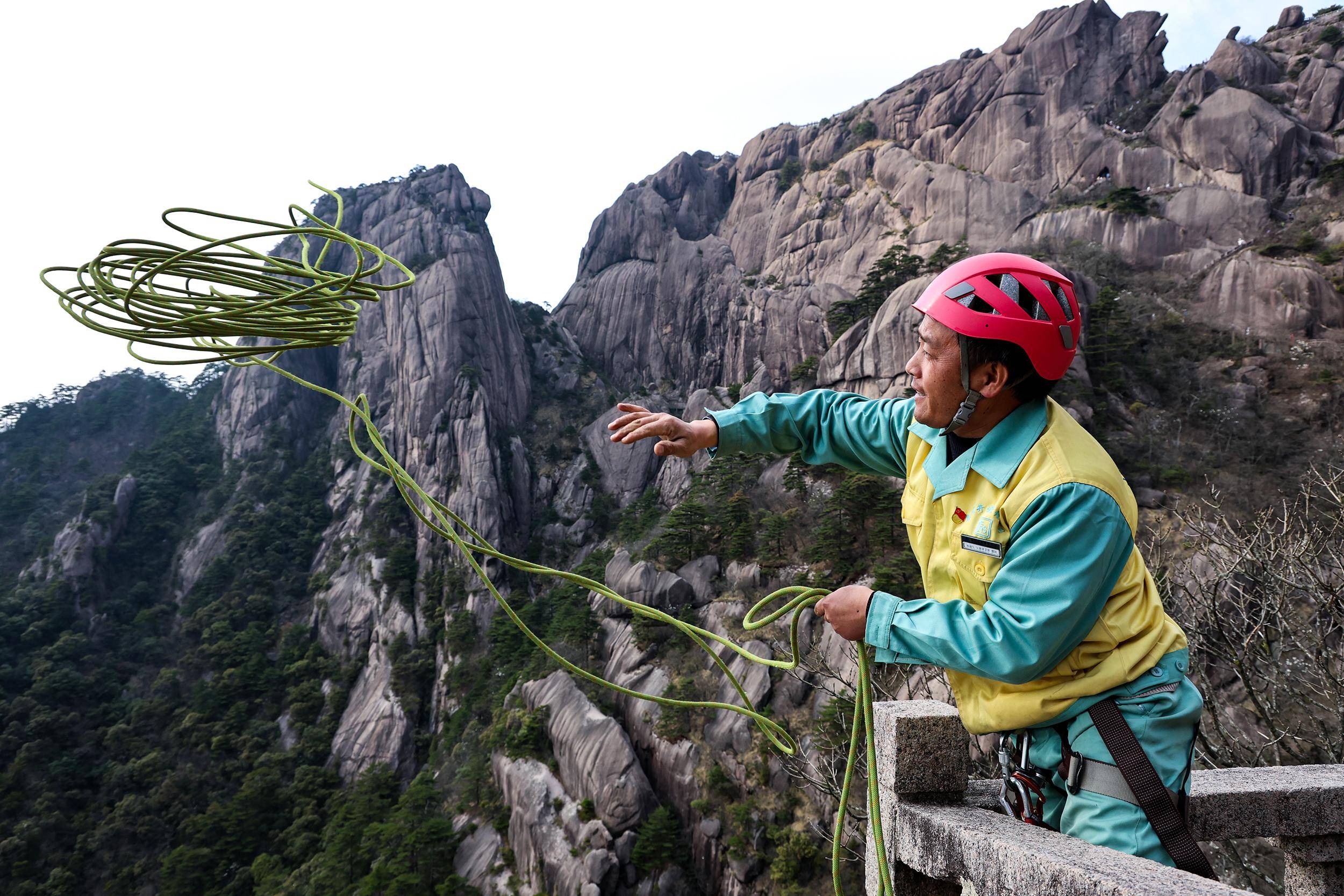 (社会)守护黄山的美丽_李培生_垃圾_悬崖峭壁