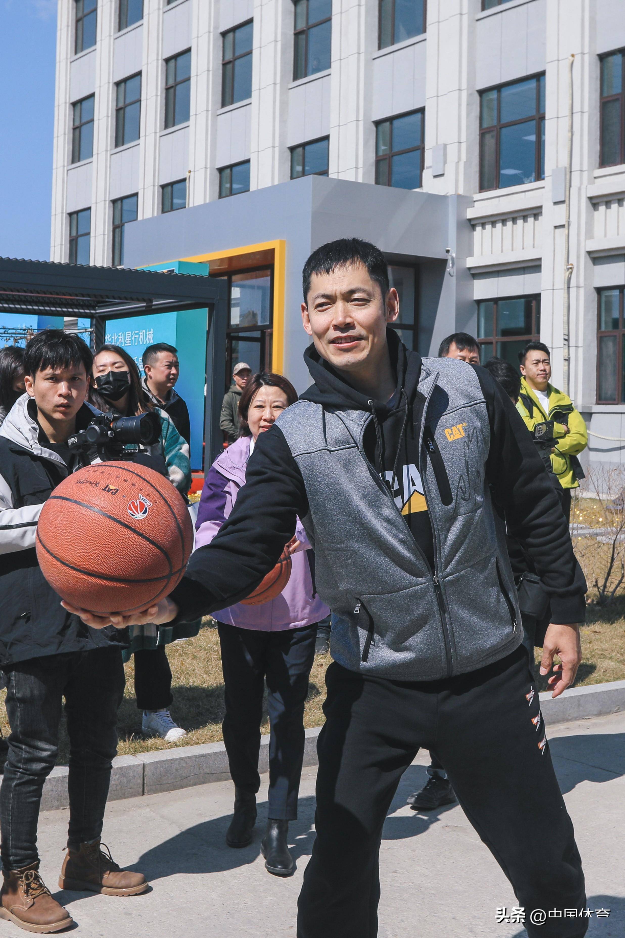 张庆鹏巴特尔出席卡特彼勒cba球员活动 盛赞冰城美景回顾执教历程