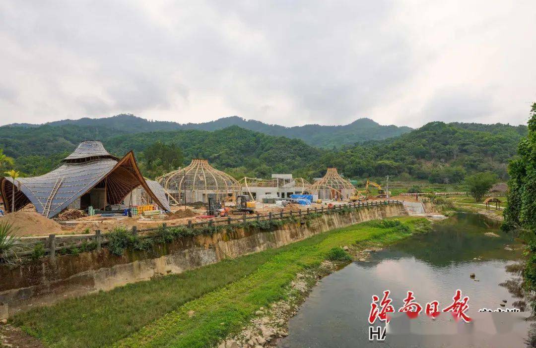 海南日报记者 李天平 摄4月6日,五指山市水满乡毛纳村的游客中心和