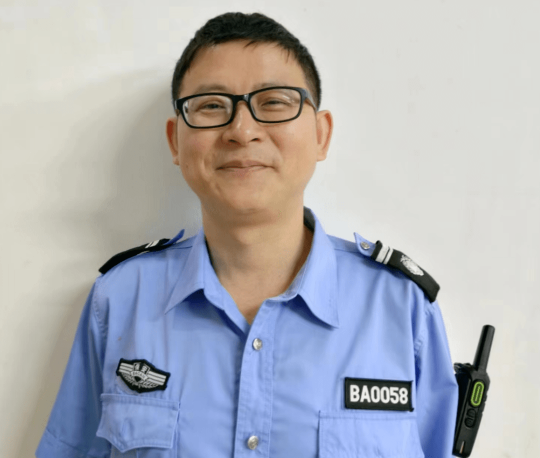 沙溪镇一小区突发火灾,危急关头,这名保安班长果断出手救了两个孩子