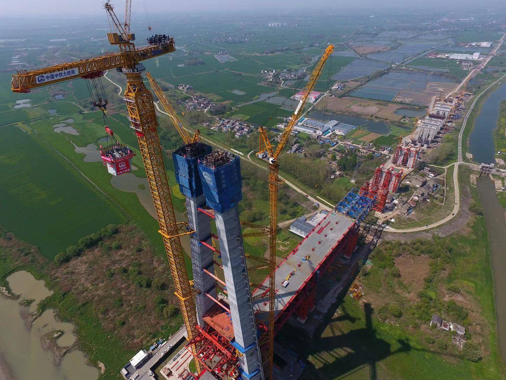 马鞍山公铁两用长江大桥首节钢塔顺利吊装_施工_塔柱_铁路