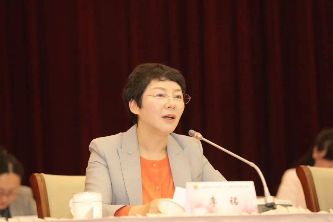 李铭代表上海市妇联对大会的召开表示热烈祝贺,对虹口妇联过去五年的