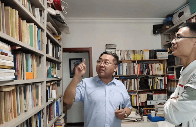 上班后,徐文祥是朋友圈里有名的购书狂和读书狂.