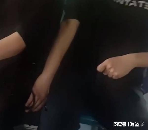 男子伸咸猪手退伍军人制止，看女子穿着靓丽，手一直在底下乱摸