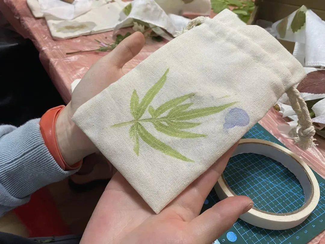 周末工作坊|"拓花草 染春天"植物拓染体验活动顺利举行