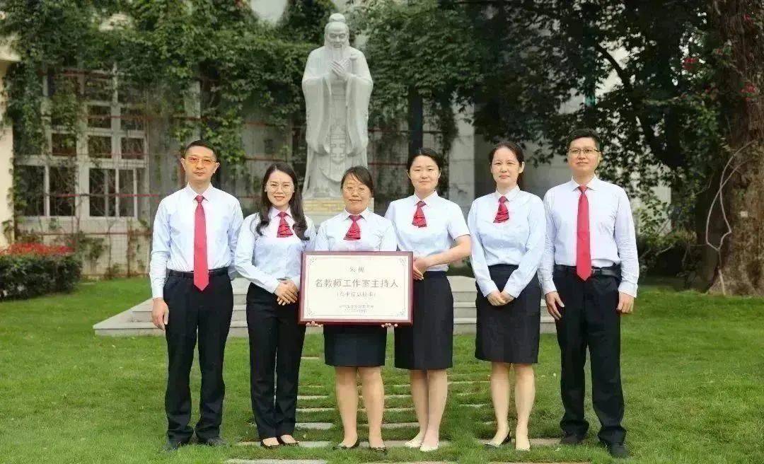 西乡中学拥有一支爱岗敬业,业务精湛,善励会导的教师队伍,现有教职工