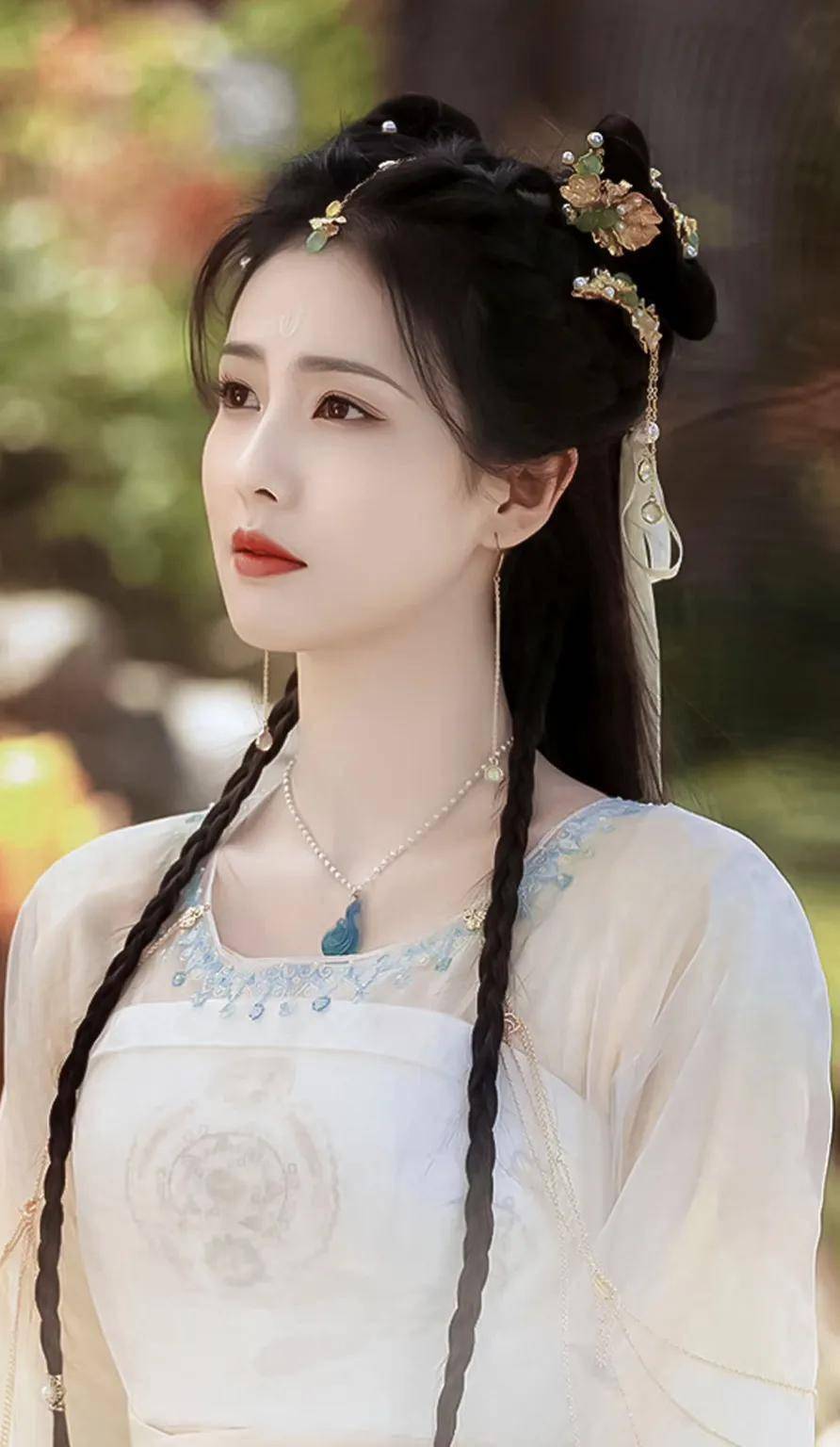 白鹿新剧《长月烬明》造型合集:美若天仙
