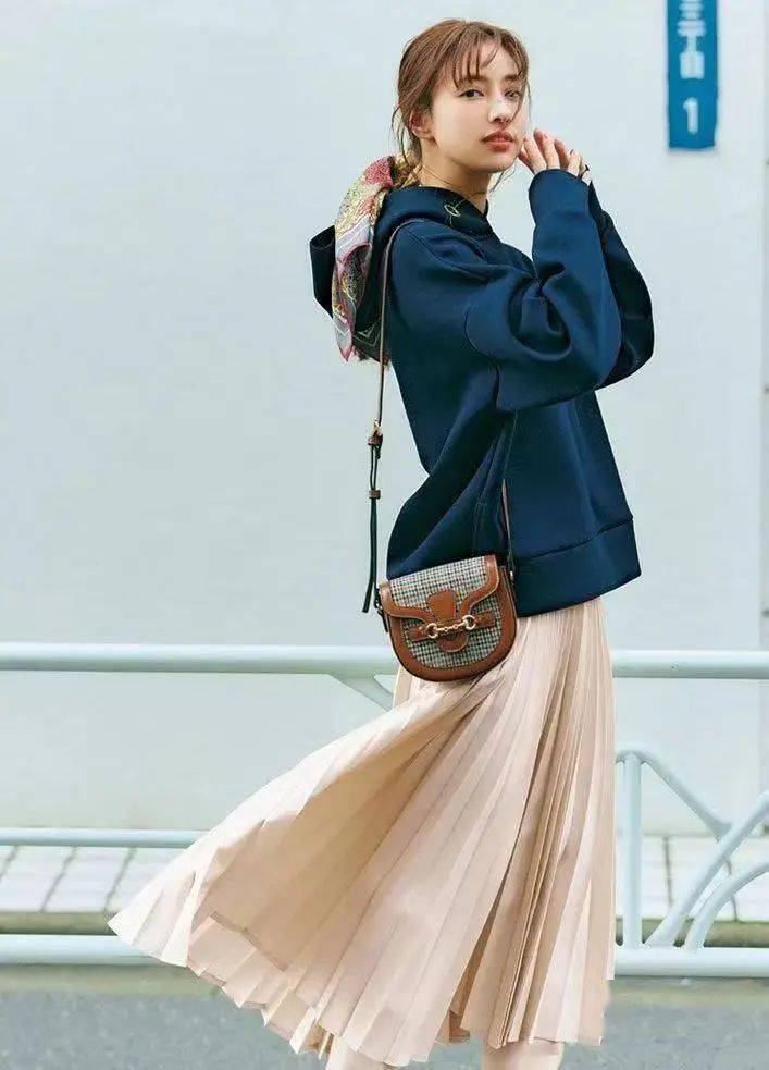 卫衣 丝巾的n种穿搭方式,手残党一看就会!_圆领_造型_商品